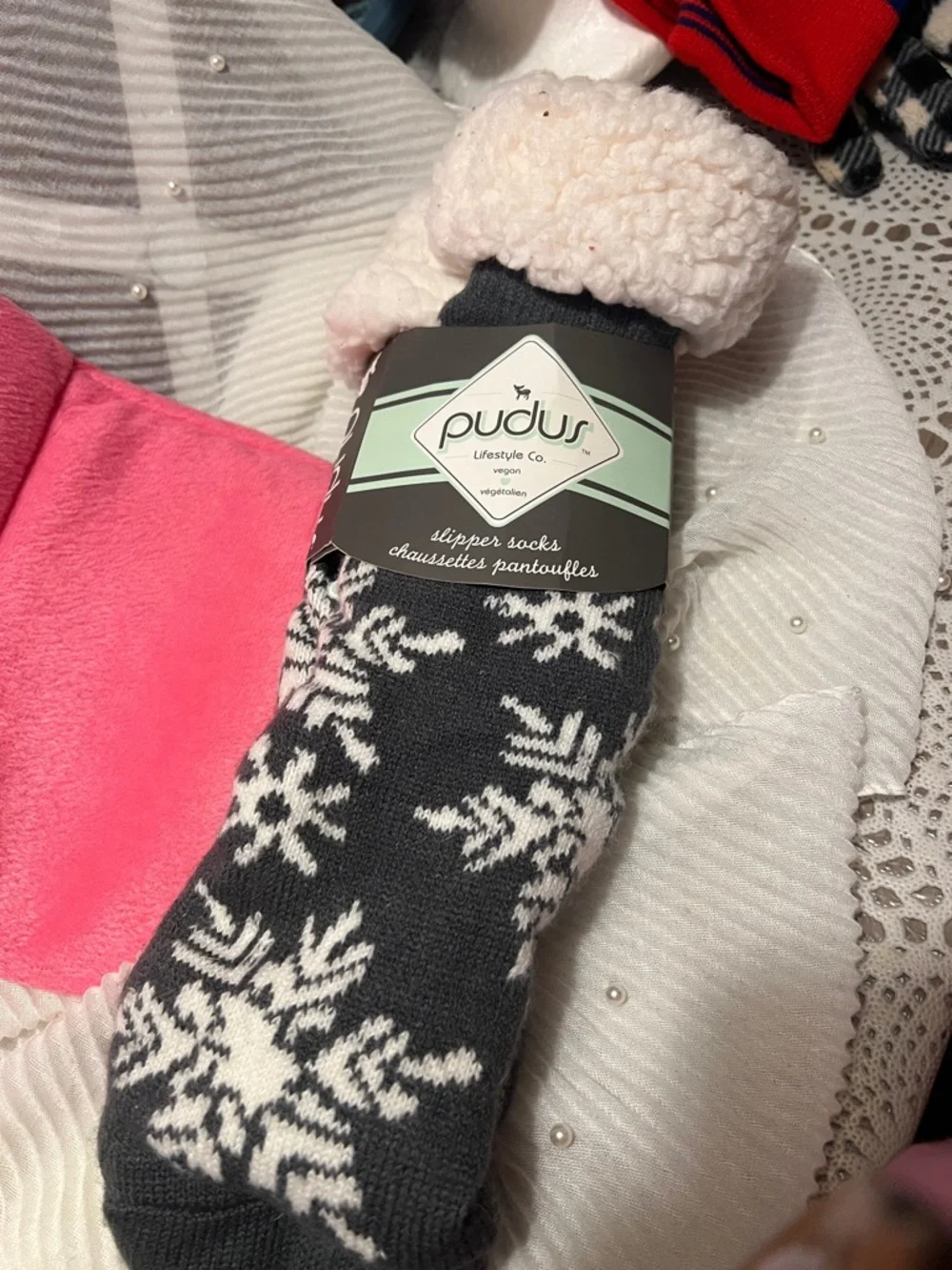 PudusBlack & White Snowflake Slipper Socks - Cozy Fleece Lined